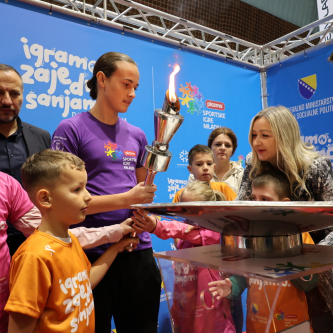 Karavan dječije radosti stigao u Goražde: Ove godine pod nazivom “Igramo zajedno, sanjamo zajedno”