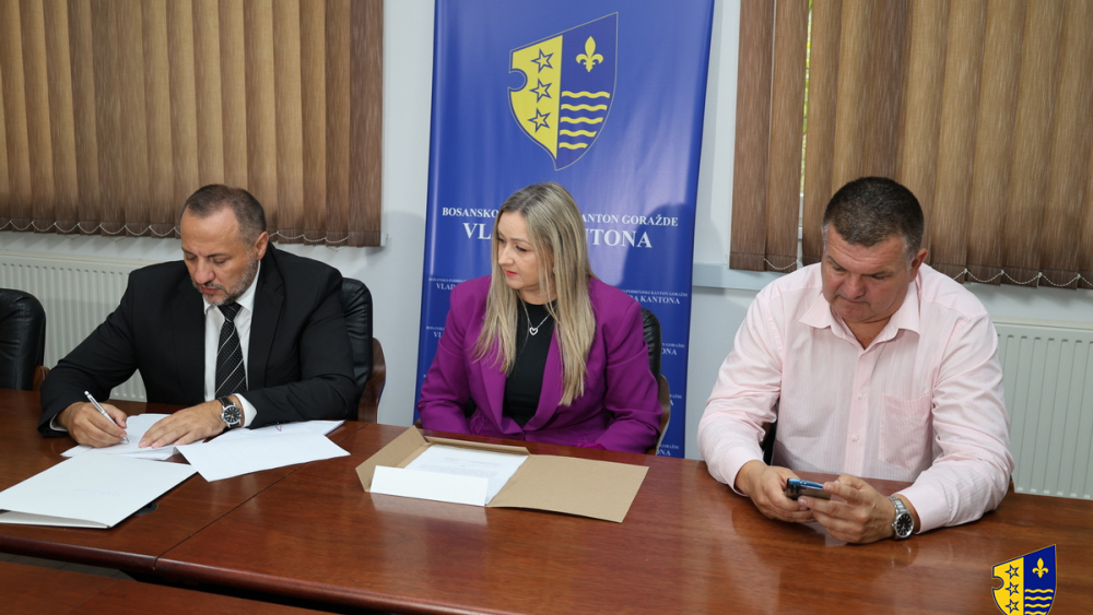 Potpisan ugovor o nabavci novog kombi vozila za učenike s poteškoćama u razvoju